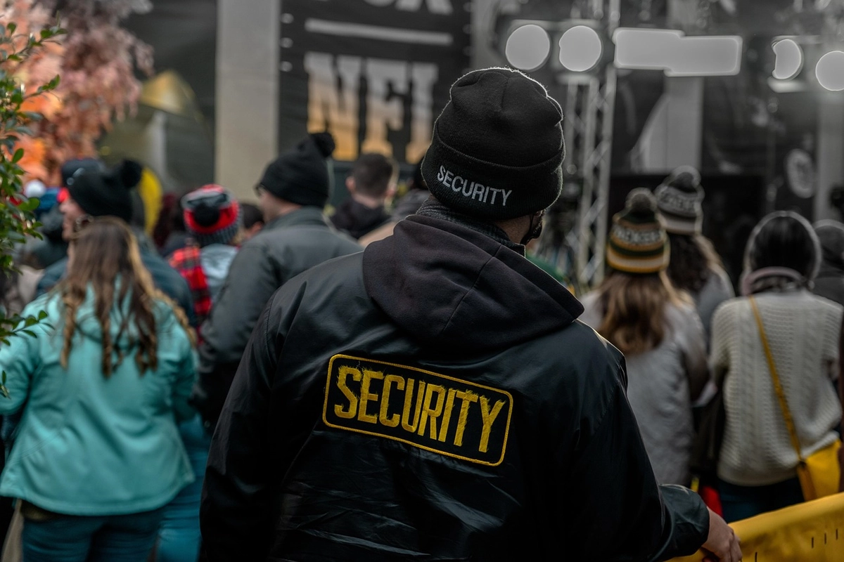 Kühne Security - Sicherheitsdienst - Sicherheitsbeamter bei einer öffentlichen Veranstaltung